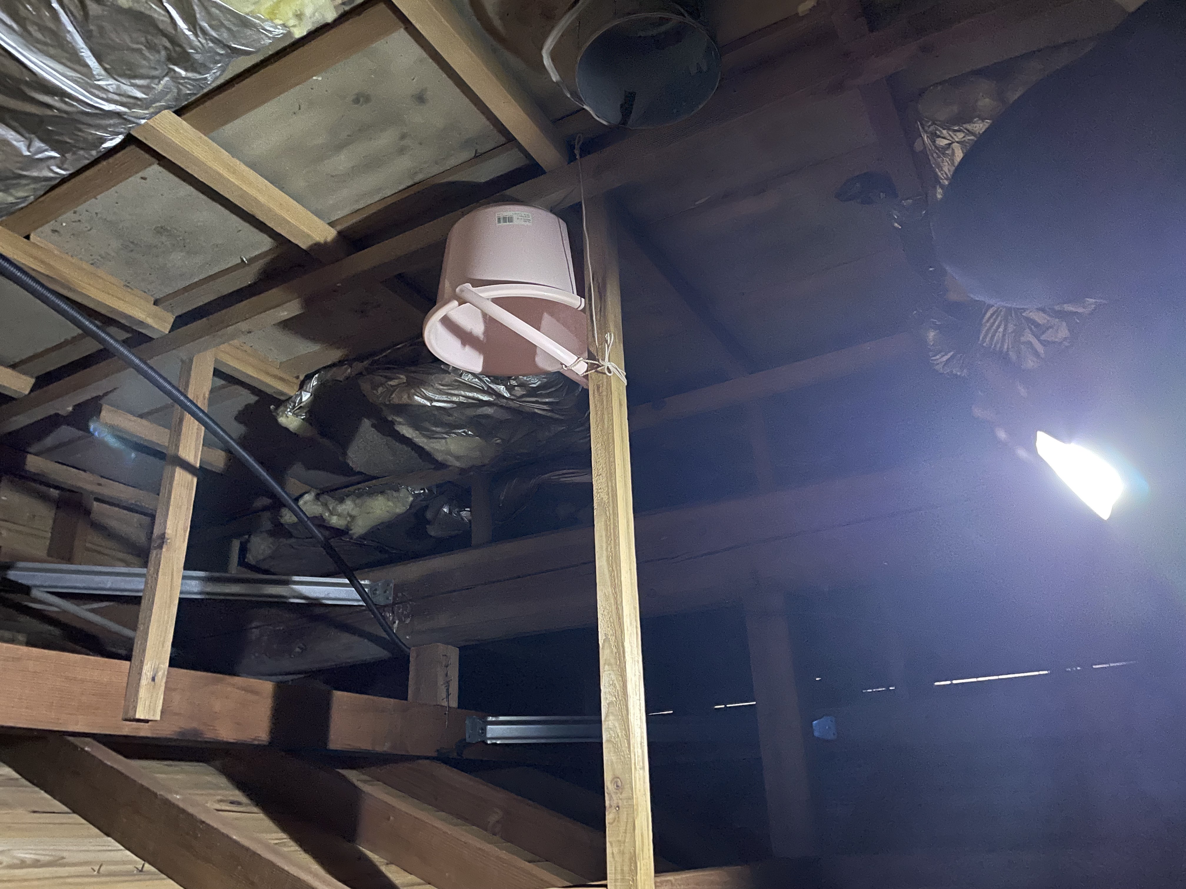 屋根瓦の確認を行う職人_R